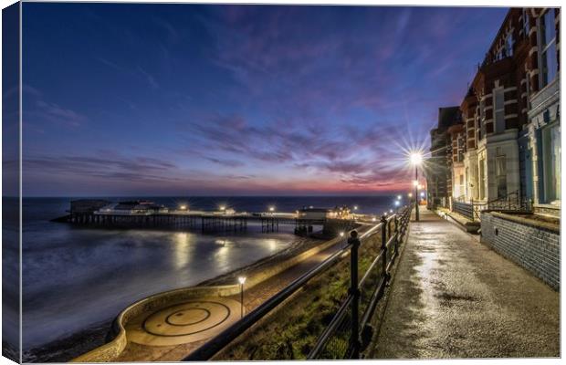 First colour of sunrise at Cromer  Canvas Print by Gary Pearson