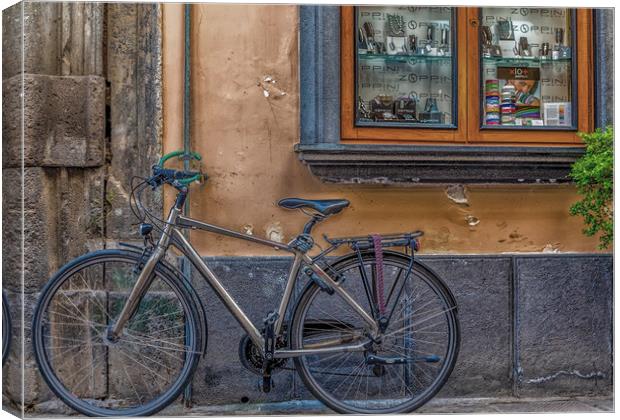 Bicycle in Sorrento Canvas Print by Darryl Brooks