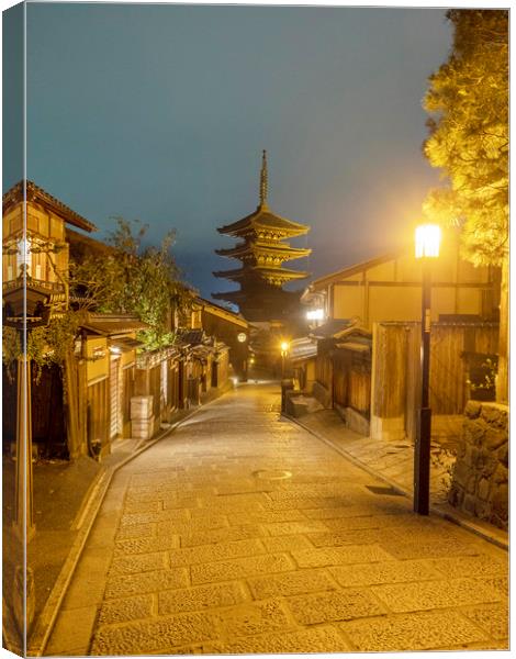 The To-Ji Temple Kyoto Canvas Print by Clive Eariss