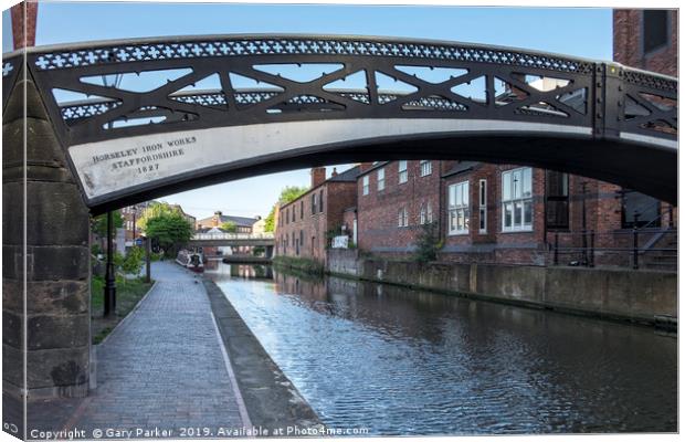 Old iron bridge spanning a Birmingham canal Canvas Print by Gary Parker