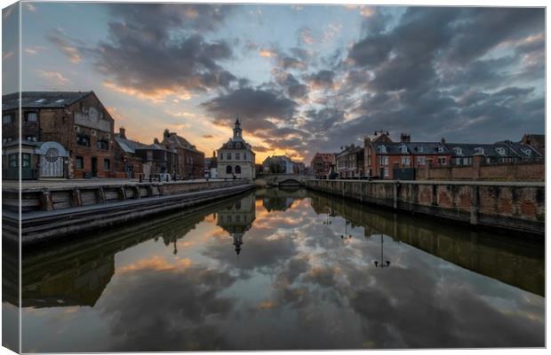 Sunrise reflections an the old customs house Canvas Print by Gary Pearson