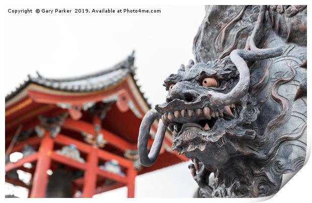Dragon statue in front of the kiyomizu-dera temple Print by Gary Parker
