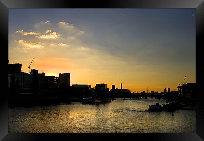 Sunset on the River Thames Framed Print by Brian Beckett