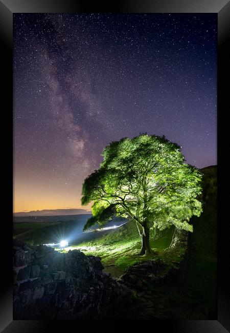 Sycamore Gap on Hadrian's Wall at Night Framed Print by Paul Appleby