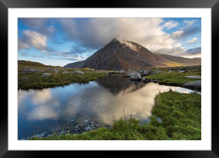 Pen yr Ole Wen Framed Mounted Print by Rory Trappe