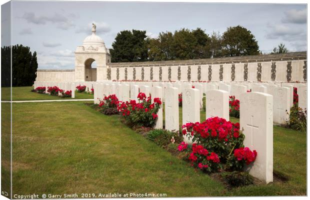 Tyne Cot Miltary Cemetery, Flanders, Belgium. Canvas Print by Garry Smith
