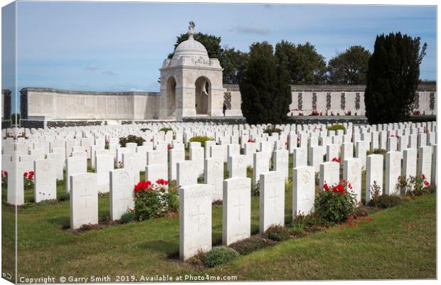 Tyne Cot Miltary Cemetery, Flanders, Belgium. Canvas Print by Garry Smith