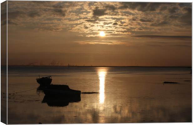 sunrising at strand in gillingham kent Canvas Print by zoe knight