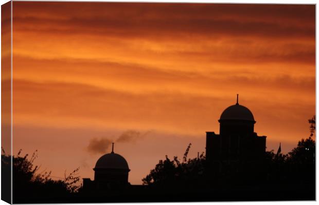  Sunsetting  behind Royal Engineers Museum gilling Canvas Print by zoe knight