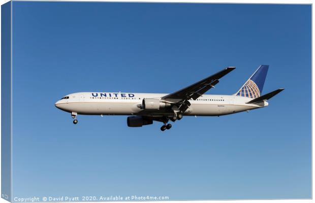 United Airlines Boeing 767-332 Canvas Print by David Pyatt