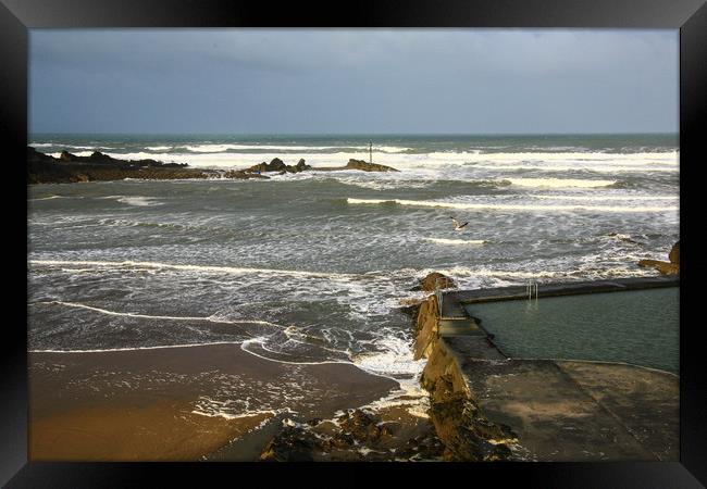 Bude Sea Swimming pool Framed Print by Dave Bell