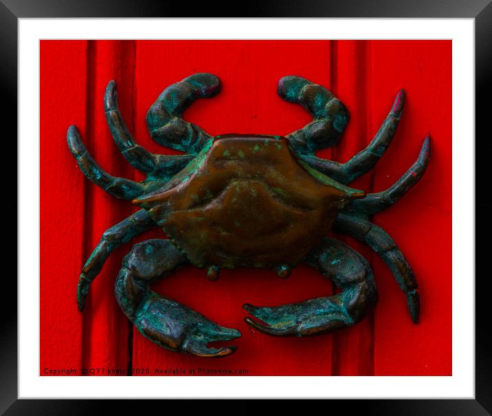 Brass crab knocker, knocker on red wooden door, de Framed Mounted Print by Q77 photo