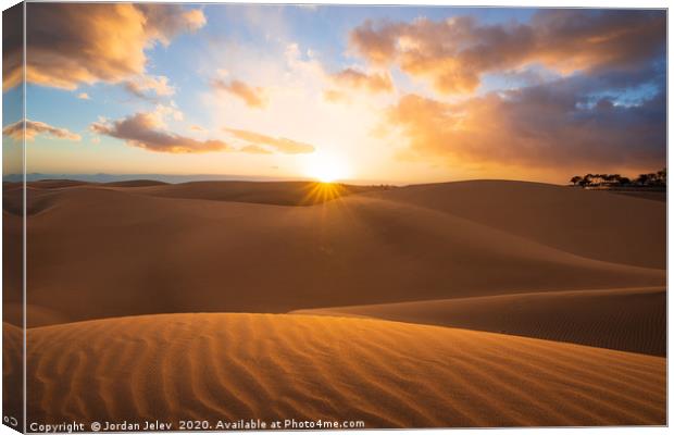 Sunset in the desert, sun and sun rays Canvas Print by Jordan Jelev