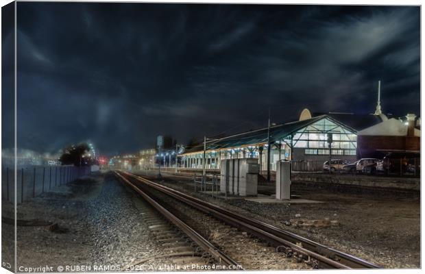 The railways and the Fremantle train station. Canvas Print by RUBEN RAMOS