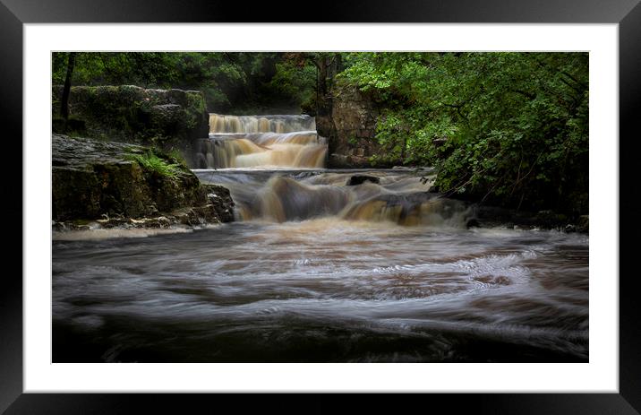 Rushing water at Horseshoe falls Framed Mounted Print by Leighton Collins