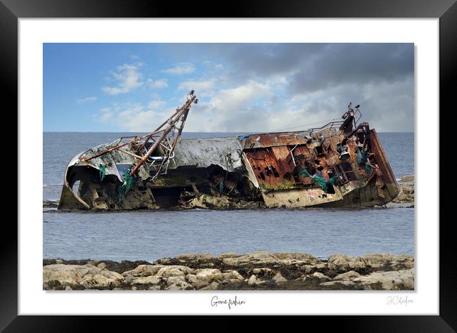 Fishing boat aground at Cairnbulg, Fraserburgh Framed Print by JC studios LRPS ARPS