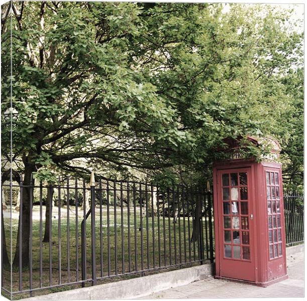 London phone box Canvas Print by gavin mcwalter