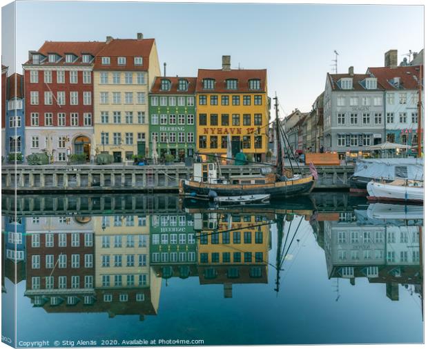 Wonderful Copenhagen reflections in Nyhavn harbor Canvas Print by Stig Alenäs