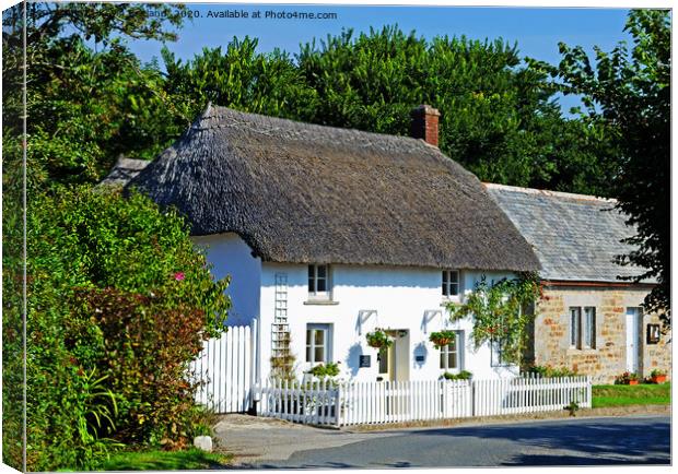 Pretty thatched cottage Canvas Print by Kevin Britland
