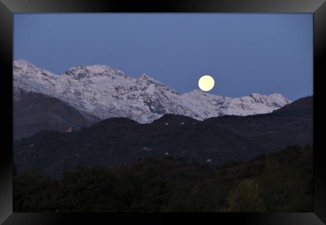 Moon setting behind the mountains before sunrise Framed Print by Fabrizio Malisan