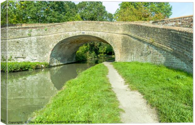 Bridge 47 on the Grand Union Canal. Canvas Print by Clive Wells