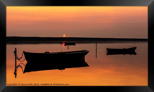A sunset over Fleet Lagoon Framed Print by tony smith