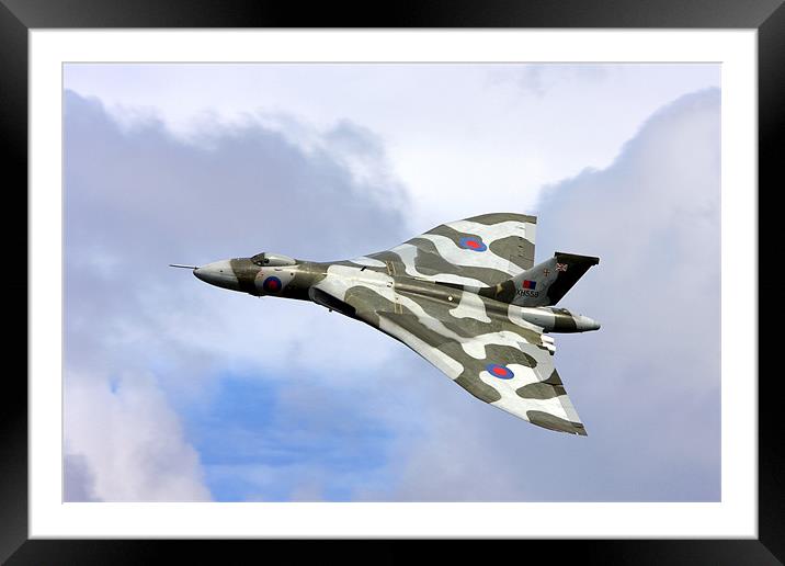 Avro vulcan bomber xh558 at Abingdon air show. Framed Mounted Print by Tony Bates
