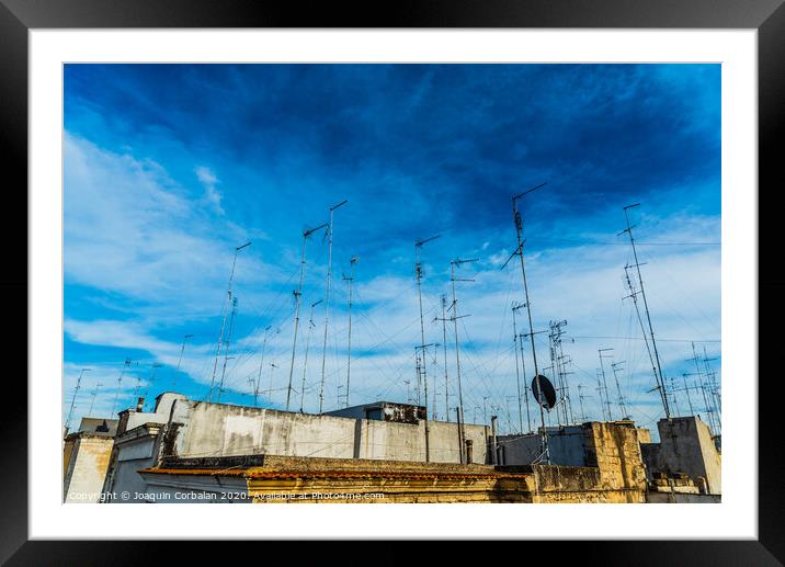 Old buildings in the city of Bari with roofs full of old television antennas. Framed Mounted Print by Joaquin Corbalan
