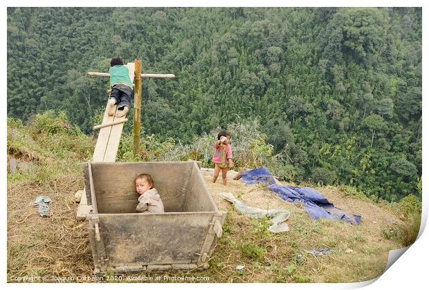 Children from villages in the mountainous area of ​​Sapa, north of Vietnam, expecting to see Western tourists. Print by Joaquin Corbalan