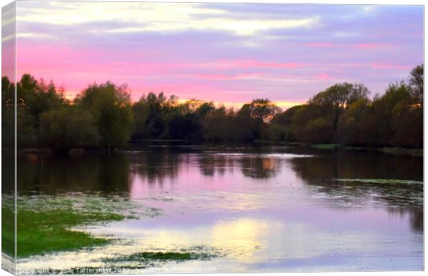 Oxfordshire sunset over the floods Canvas Print by Julie Tattersfield