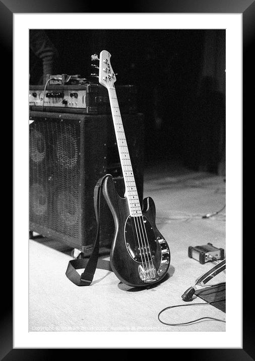 Electric guitar les paul Framed Mounted Print by Graham Binns