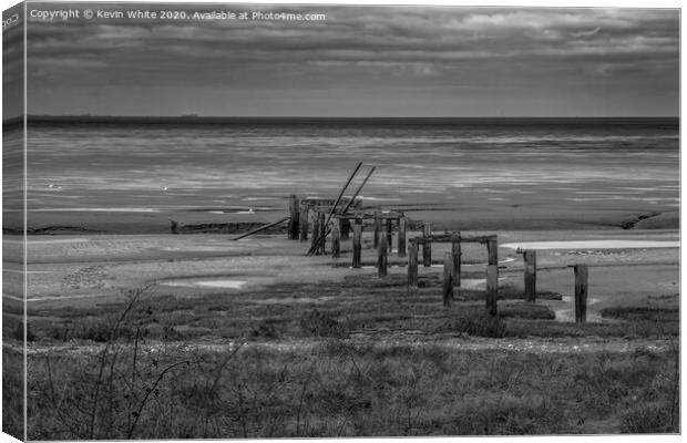 Snettisham beach in black and white Canvas Print by Kevin White