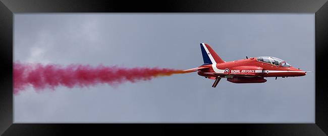 The Red Arrows at Farnborough Framed Print by Ian Middleton