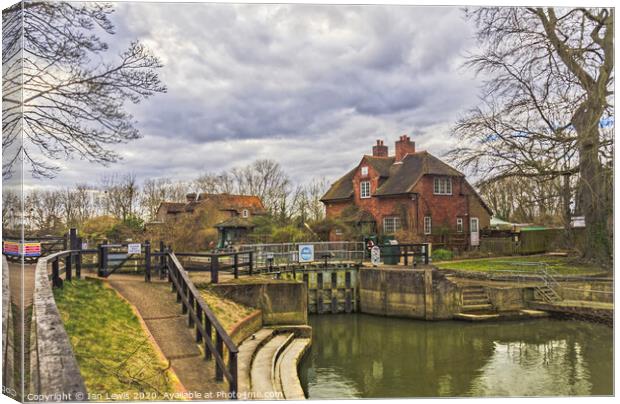 The Lock At Sonning on Thames Canvas Print by Ian Lewis