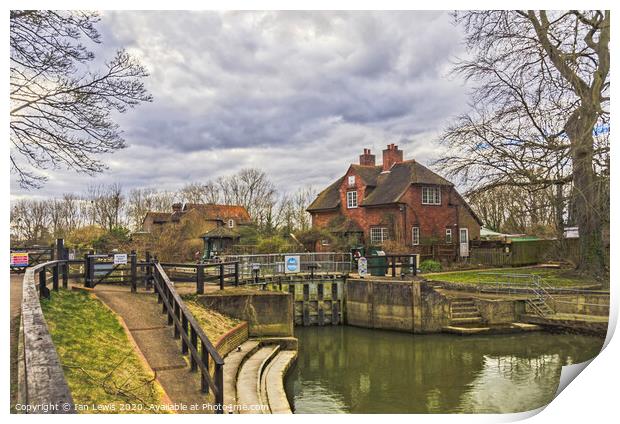 The Lock At Sonning on Thames Print by Ian Lewis