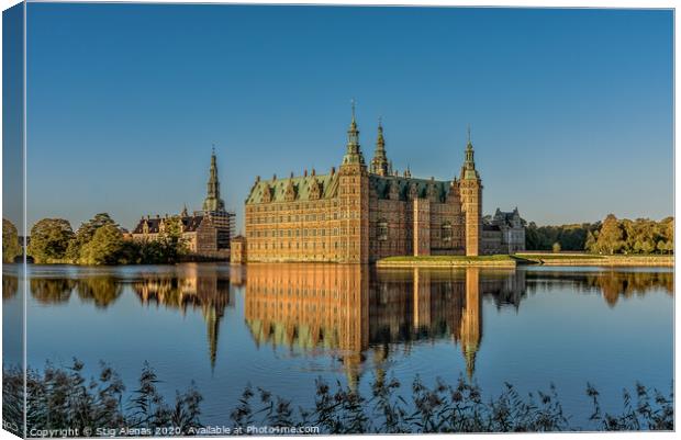 Frederiksborg Castle in a mirror-gloss reflection at surise  Canvas Print by Stig Alenäs