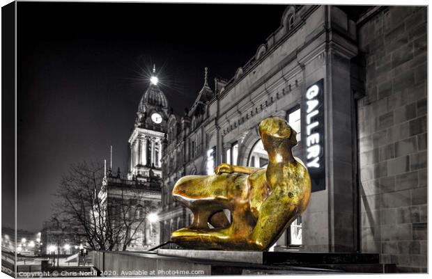 Henry Moore statue outside of Leeds city Gallery. Canvas Print by Chris North