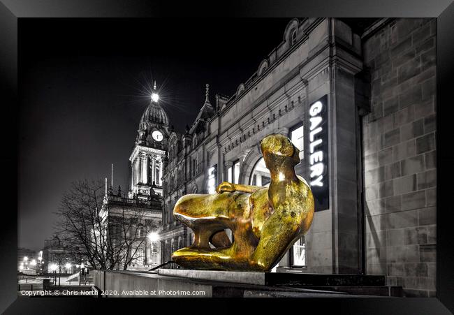 Henry Moore statue outside of Leeds city Gallery. Framed Print by Chris North