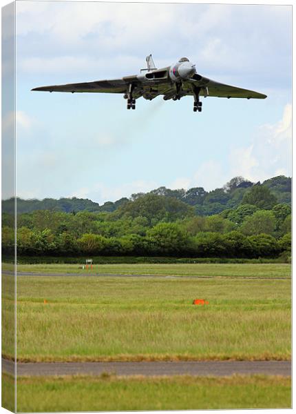 XH558 Abingdon air show Canvas Print by Oxon Images