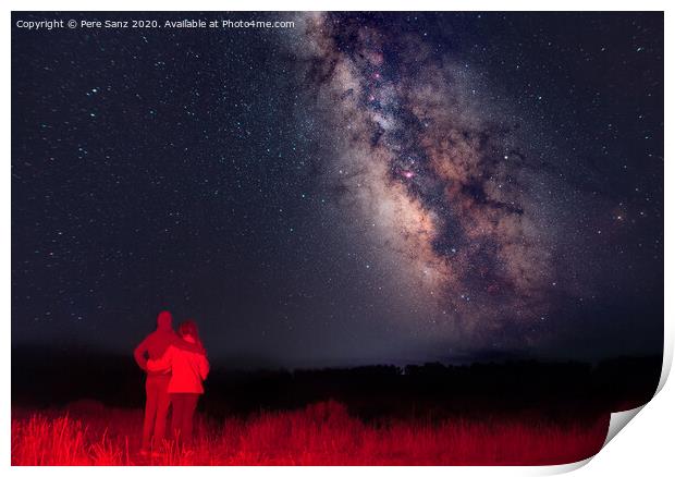 Couple looking at the milky way Print by Pere Sanz