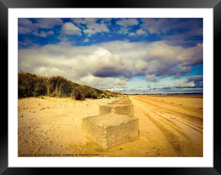Bridlington beach at its best Framed Mounted Print by Janet Kelly