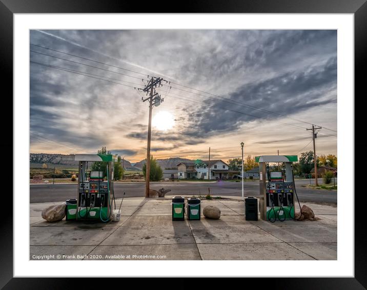 Retro gas station in Cannonville near Bryce, Utah Framed Mounted Print by Frank Bach