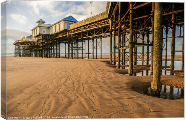 Blackpool's central pier Canvas Print by gary telford