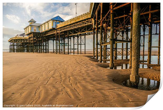 Blackpool's central pier Print by gary telford