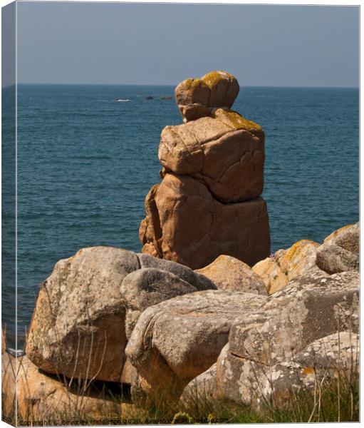 Granite couple looking out to sea on Brittanys pink granite coast, France Canvas Print by Beverley Middleton