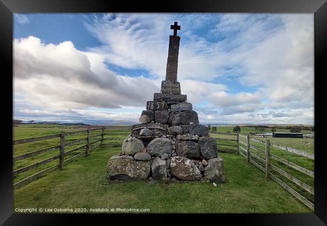 Maggie Wall's Cross - Site of last witch-burning i Framed Print by Lee Osborne