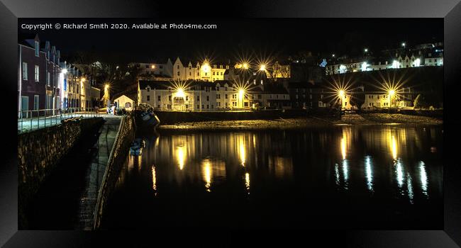 The beach by Portree harbour and the surrounding buildings. Framed Print by Richard Smith