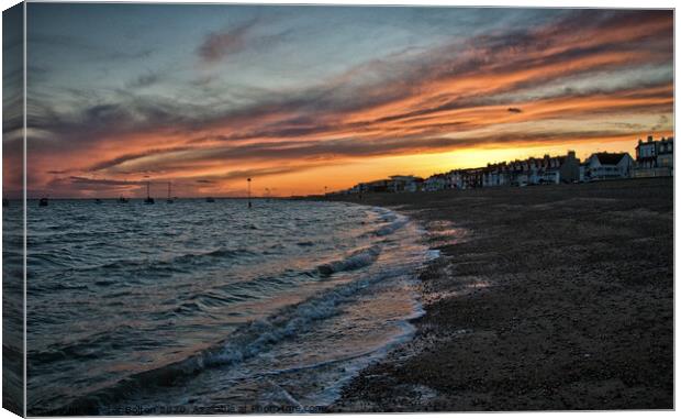 Sunset at  Southend on Sea, Essex, UK. Canvas Print by Peter Bolton