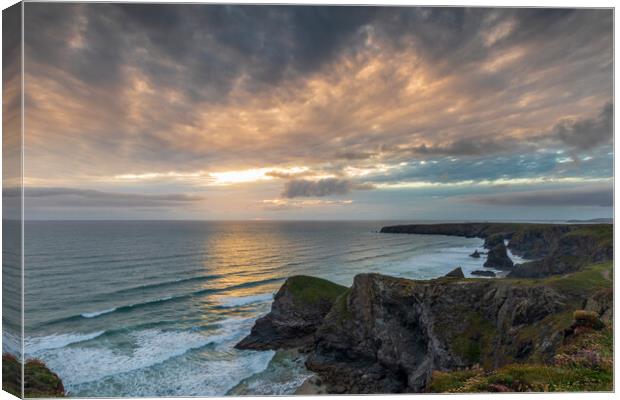 Bedruthan steps Canvas Print by chris smith