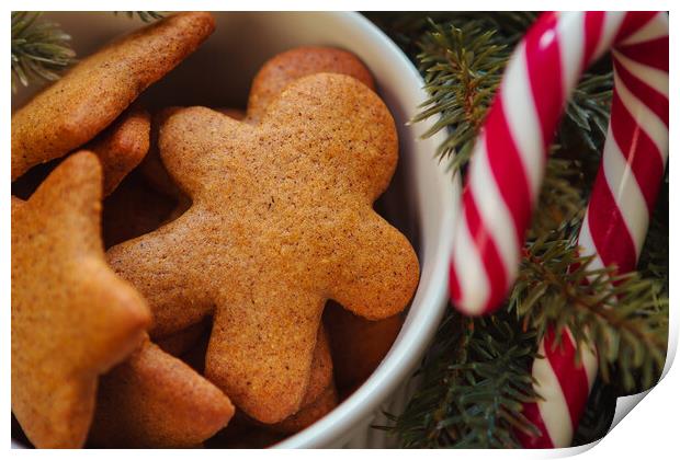 Christmas gingerbread men and stars, cookies in a white bowl, cl Print by Tartalja 